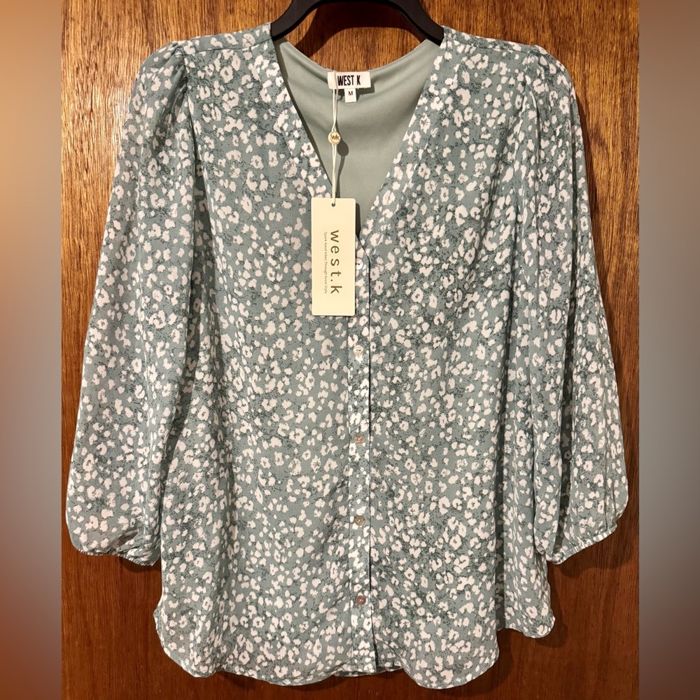 West K Floral Blouse Seafoam Green & White V-Neck Stitchfix Women’s Medium
